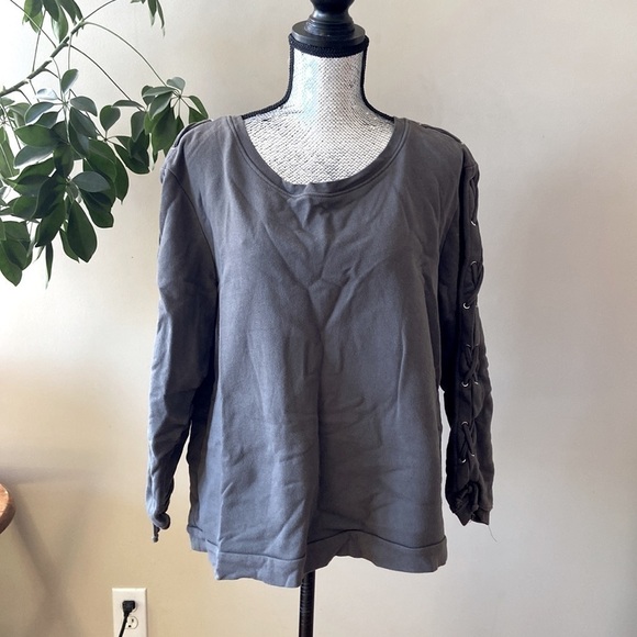 ⭐️2 FOR $20⭐️ Eliane Rose sweatshirt with tie arm accents! - Picture 4 of 5